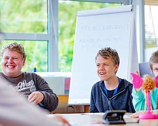 Arbeiten am Tisch mit Flipchart