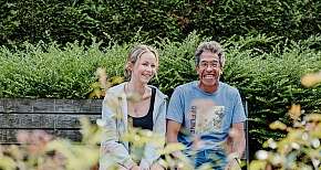 Eine junge Frau und ein Mann auf einer Parkbank