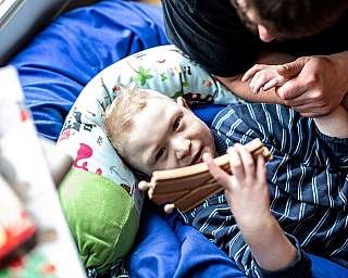Ein Kind mit einer Holzschiene